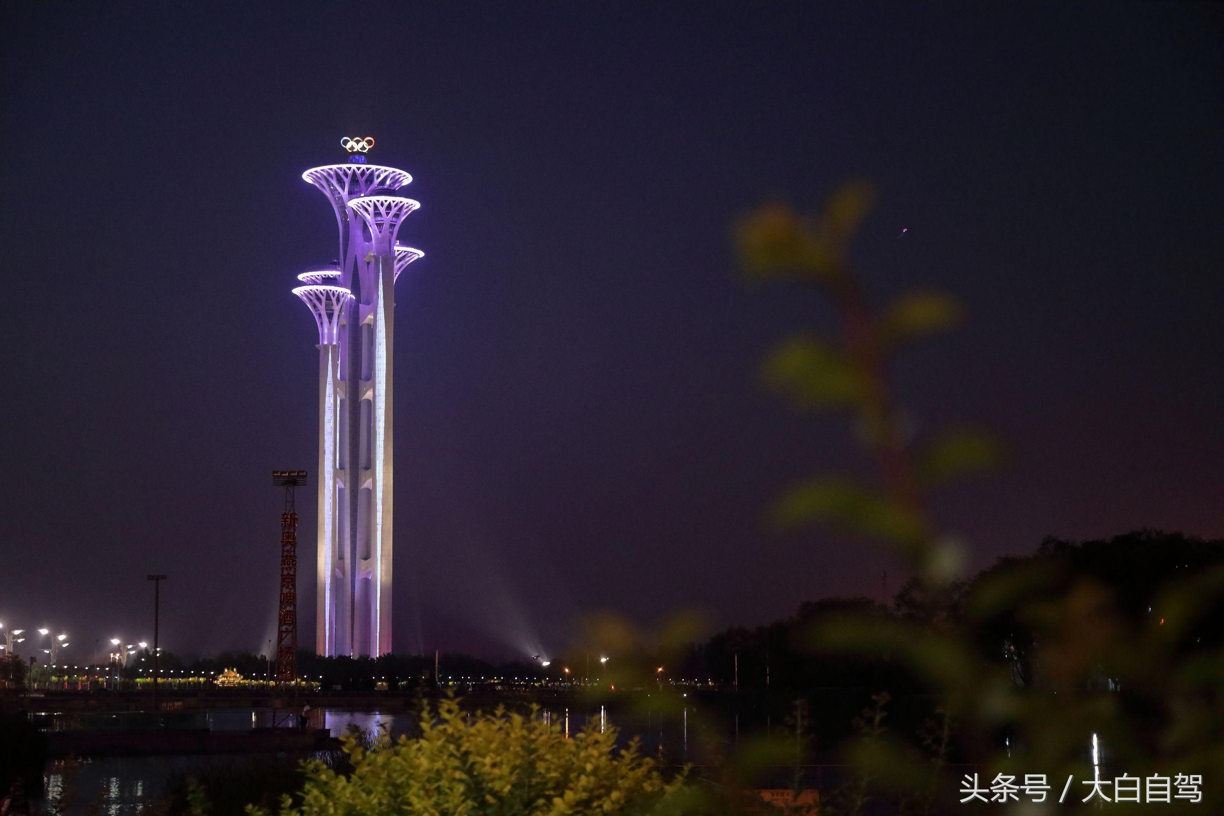 北京五环奥林匹克公园夜景，梦幻之城的光辉篇章